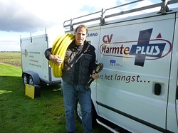 Roelof Eising met een rol gasleiding bij de bus van CV WarmtePlus